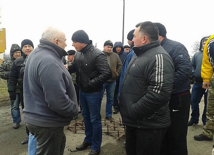 Трасса «Николаев - Днепропетровск» перекрыта для всего транспорта: люди протестуют (ФОТО) (фото) - фото 1 Трасса «Николаев - Днепропетровск» перекрыта для всего транспорта: люди протестуют (ФОТО) (фото) - фото 1