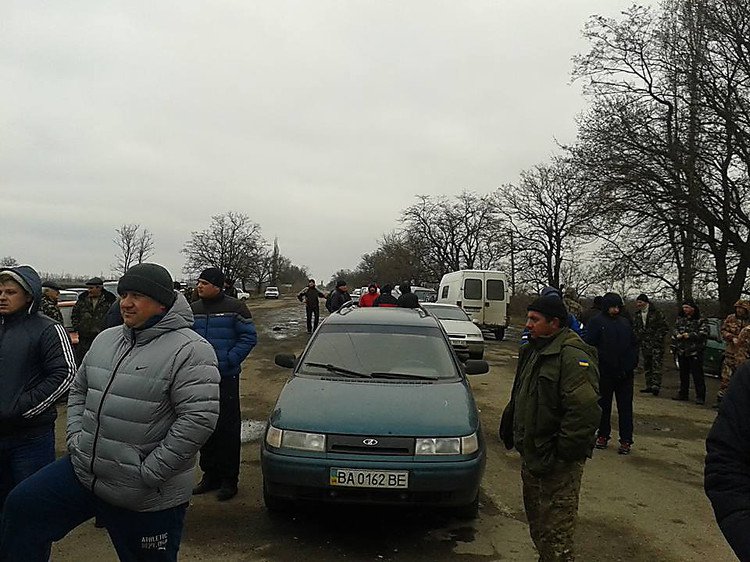 Трасса «Николаев - Днепропетровск» перекрыта для всего транспорта: люди протестуют (ФОТО) (фото) - фото 2 Трасса «Николаев - Днепропетровск» перекрыта для всего транспорта: люди протестуют (ФОТО) (фото) - фото 2