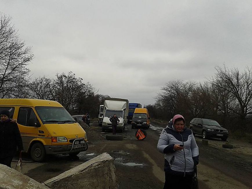 Трасса «Николаев - Днепропетровск» перекрыта для всего транспорта: люди протестуют (ФОТО) (фото) - фото 3 Трасса «Николаев - Днепропетровск» перекрыта для всего транспорта: люди протестуют (ФОТО) (фото) - фото 3