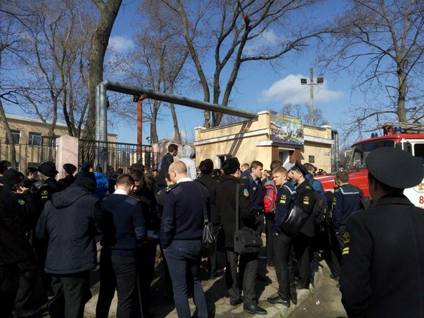 Угроза взрывов: В Одессе  эвакуируют студентов из училища, а судей - из Приморского суда (ДОБАВЛЕНО ФОТО, ВИДЕО) (фото) - фото 2