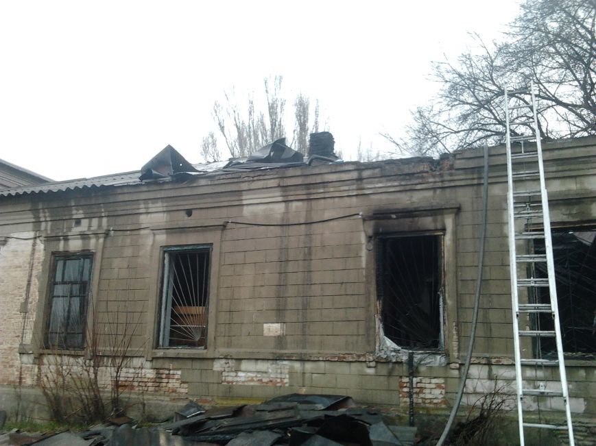 В Криворожье сгорело здание школьной мастерской и школьный автобус (фото) - фото 1 В Криворожье сгорело здание школьной мастерской и школьный автобус (фото) - фото 1