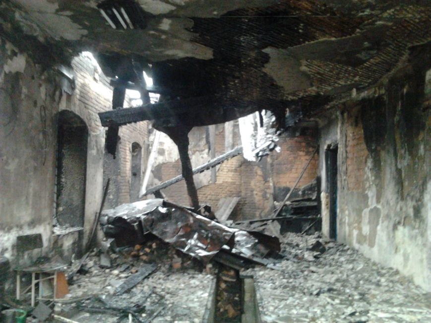 В Криворожье сгорело здание школьной мастерской и школьный автобус (фото) - фото 1 В Криворожье сгорело здание школьной мастерской и школьный автобус (фото) - фото 1