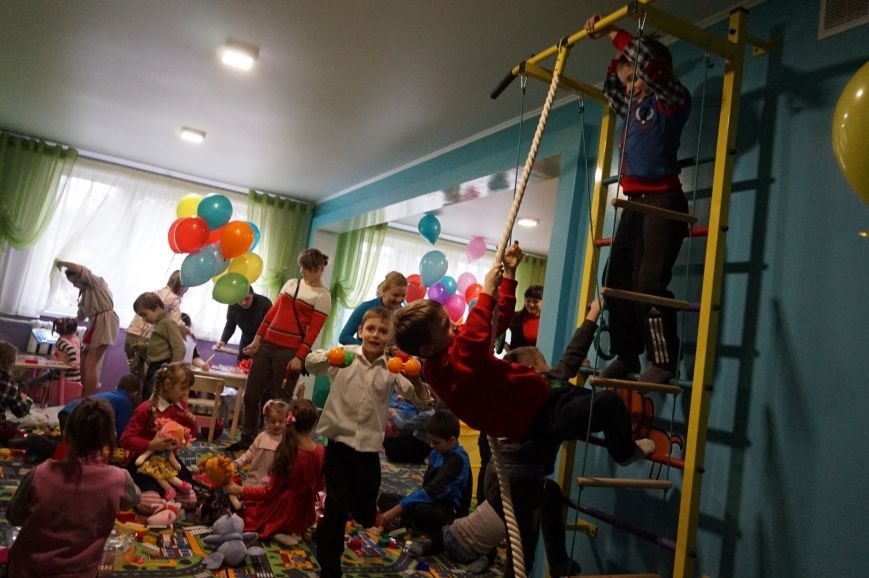 Новые тренажеры для родителей и развивающие игрушки для малышей: депутаты горсовета предметно решили проблемы общежития  №14 (ФОТО) (фото) - фото 4