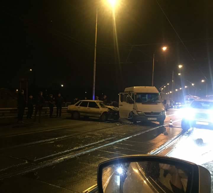Два резонансных ДТП в Днепропетровске: столкновение на Старом мосту и улице Шевченко (ФОТО) (фото) - фото 1 Два резонансных ДТП в Днепропетровске: столкновение на Старом мосту и улице Шевченко (ФОТО) (фото) - фото 1
