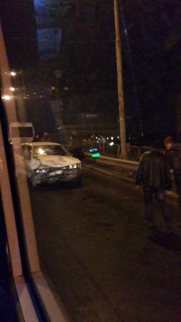 Два резонансных ДТП в Днепропетровске: столкновение на Старом мосту и улице Шевченко (ФОТО) (фото) - фото 2 Два резонансных ДТП в Днепропетровске: столкновение на Старом мосту и улице Шевченко (ФОТО) (фото) - фото 2