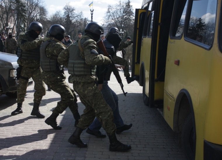 Як у Тернополі знешкоджували терориста? (фото, відео) (фото) - фото 1 Як у Тернополі знешкоджували терориста? (фото, відео) (фото) - фото 1
