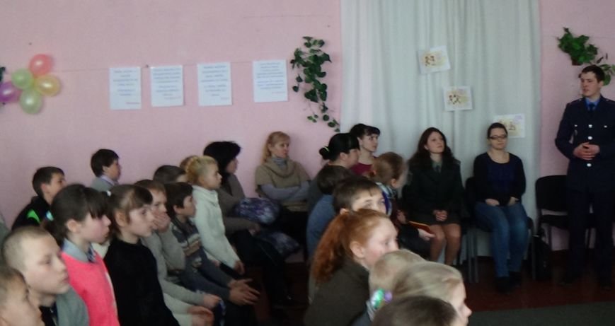 Воспитанникам школы-интерната в Димитрове (Мирнограде) рассказали о законах, правах и обязанностях (фото) - фото 2 Воспитанникам школы-интерната в Димитрове (Мирнограде) рассказали о законах, правах и обязанностях (фото) - фото 2