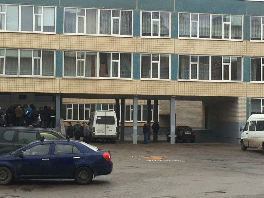 Начало голосования в Кривом Роге: избиратели к 8 утра пришли на участки (ФОТО) (фото) - фото 1 Начало голосования в Кривом Роге: избиратели к 8 утра пришли на участки (ФОТО) (фото) - фото 1