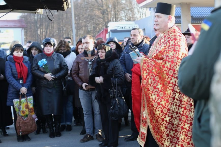 У Тернополі сьогодні зранку на Збаразькому кільці зустріли тіло загиблого героя (фото) (фото) - фото 1 У Тернополі сьогодні зранку на Збаразькому кільці зустріли тіло загиблого героя (фото) (фото) - фото 1