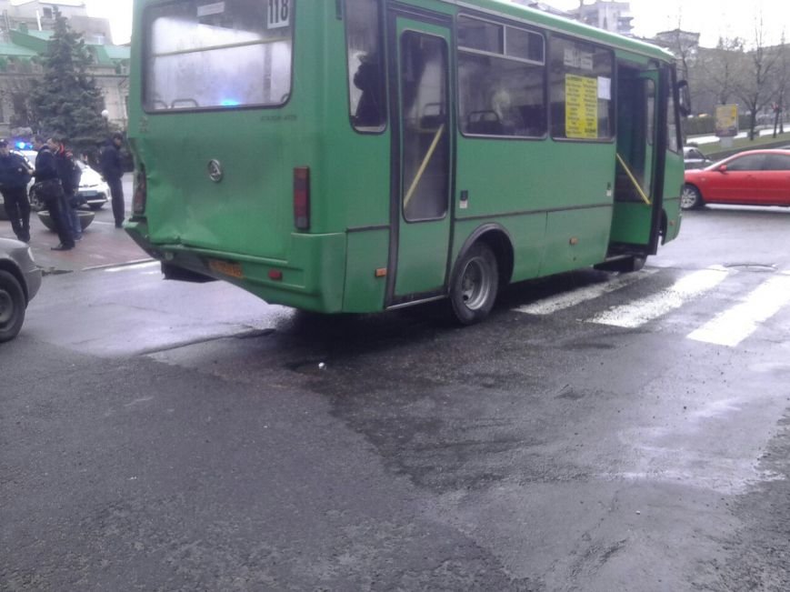 ДТП в центре Днепропетровска: столкнулись маршрутки 146 и 118, пострадали люди (фото) - фото 2 ДТП в центре Днепропетровска: столкнулись маршрутки 146 и 118, пострадали люди (фото) - фото 2