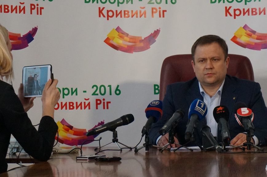 Уже на 6,9 % по данным на 16:00 явка криворожан выше, чем на предыдущих выборах по данным на 20:00, - Павел Гивель (ФОТО) (фото) - фото 1 Уже на 6,9 % по данным на 16:00 явка криворожан выше, чем на предыдущих выборах по данным на 20:00, - Павел Гивель (ФОТО) (фото) - фото 1