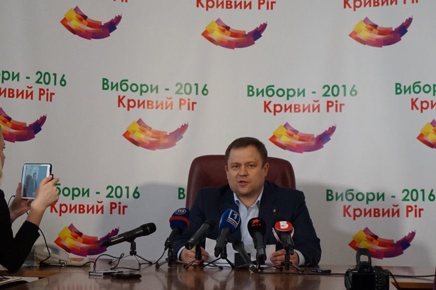 Уже на 6,9 % по данным на 16:00 явка криворожан выше, чем на предыдущих выборах по данным на 20:00, - Павел Гивель (ФОТО) (фото) - фото 1 Уже на 6,9 % по данным на 16:00 явка криворожан выше, чем на предыдущих выборах по данным на 20:00, - Павел Гивель (ФОТО) (фото) - фото 1