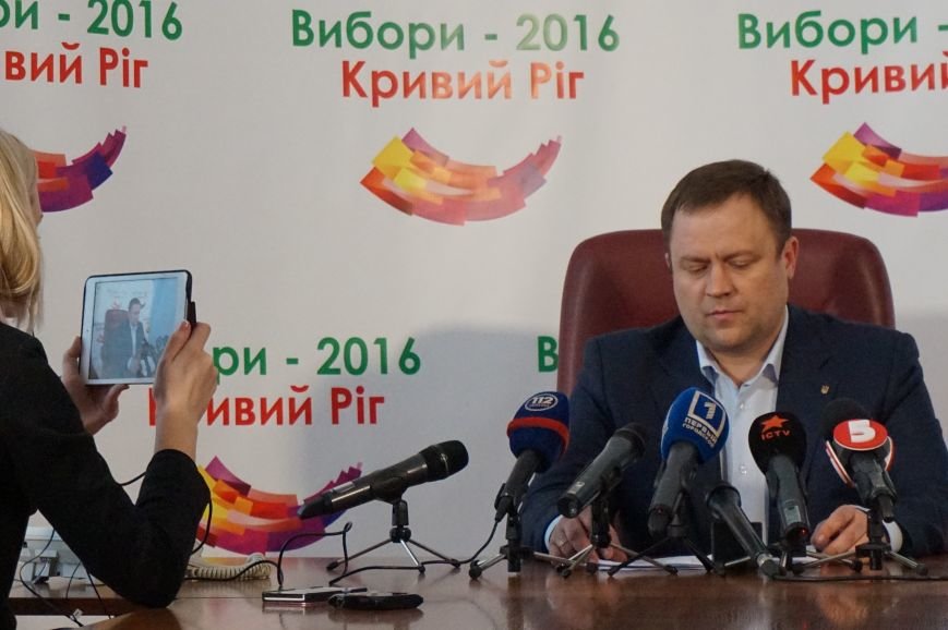 Уже на 6,9 % по данным на 16:00 явка криворожан выше, чем на предыдущих выборах по данным на 20:00, - Павел Гивель (ФОТО) (фото) - фото 1 Уже на 6,9 % по данным на 16:00 явка криворожан выше, чем на предыдущих выборах по данным на 20:00, - Павел Гивель (ФОТО) (фото) - фото 1
