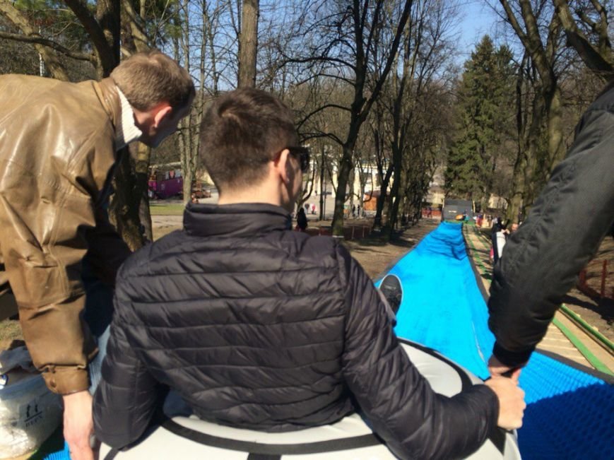 У Парку культури з’явилася гірка для тюбінгу: скільки коштує і хто може кататись (ФОТО) (фото) - фото 1 У Парку культури з’явилася гірка для тюбінгу: скільки коштує і хто може кататись (ФОТО) (фото) - фото 1