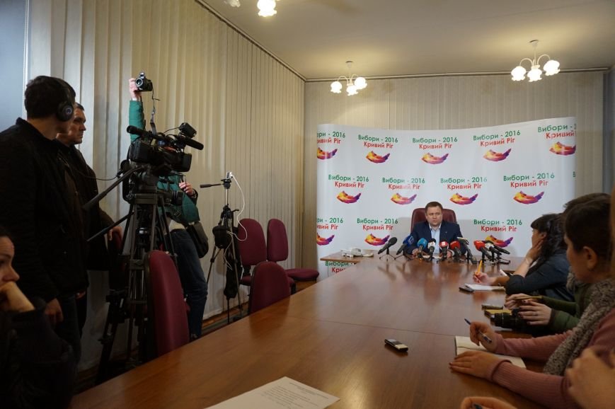 Председатель Криворожского горизбиркома: Явка просто дикая, жалоб пока только две (ФОТО) (фото) - фото 2 Председатель Криворожского горизбиркома: Явка просто дикая, жалоб пока только две (ФОТО) (фото) - фото 2