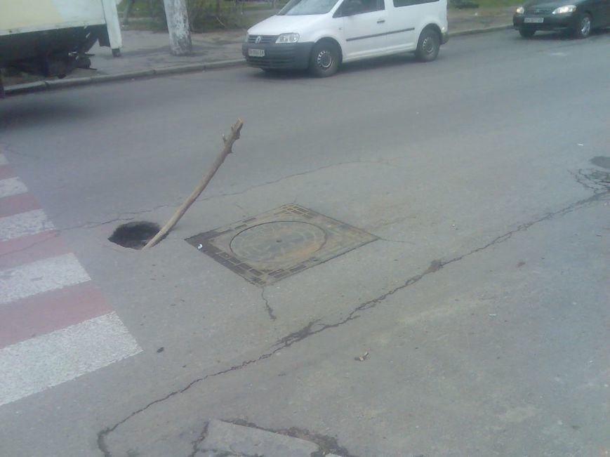 В Одессе по центру дороги образовался провал (ФОТО) (фото) - фото 1
