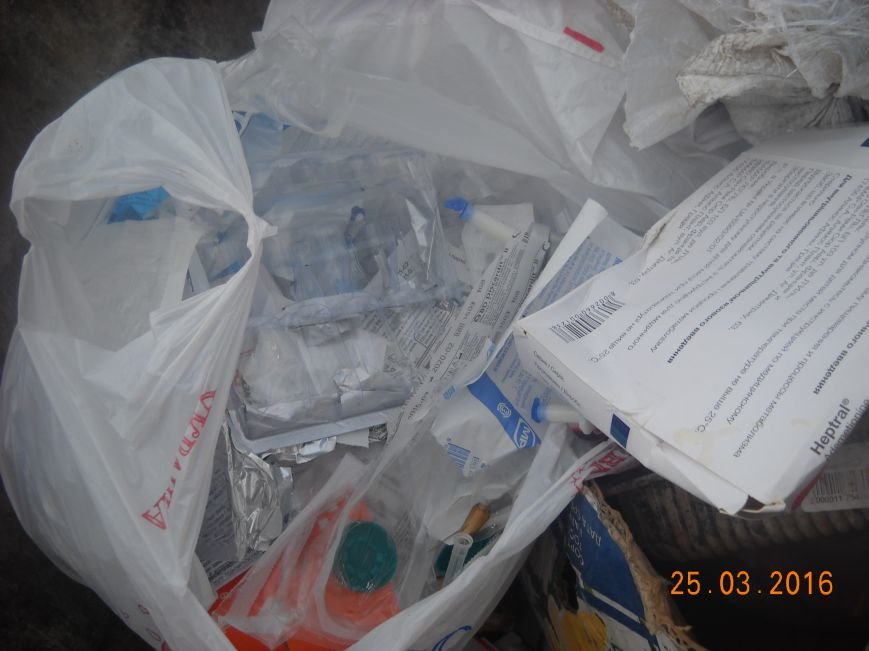 Медработники одесской поликлиники выбрасывают использованные шприцы и лекарства в открытый бак (ФОТО) (фото) - фото 2