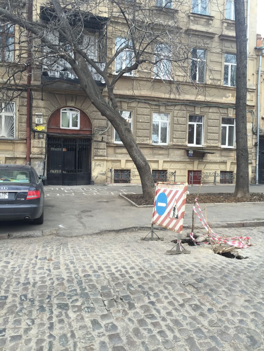 В центре Одессы дорога проваливается в подземелье (ФОТО) (фото) - фото 1