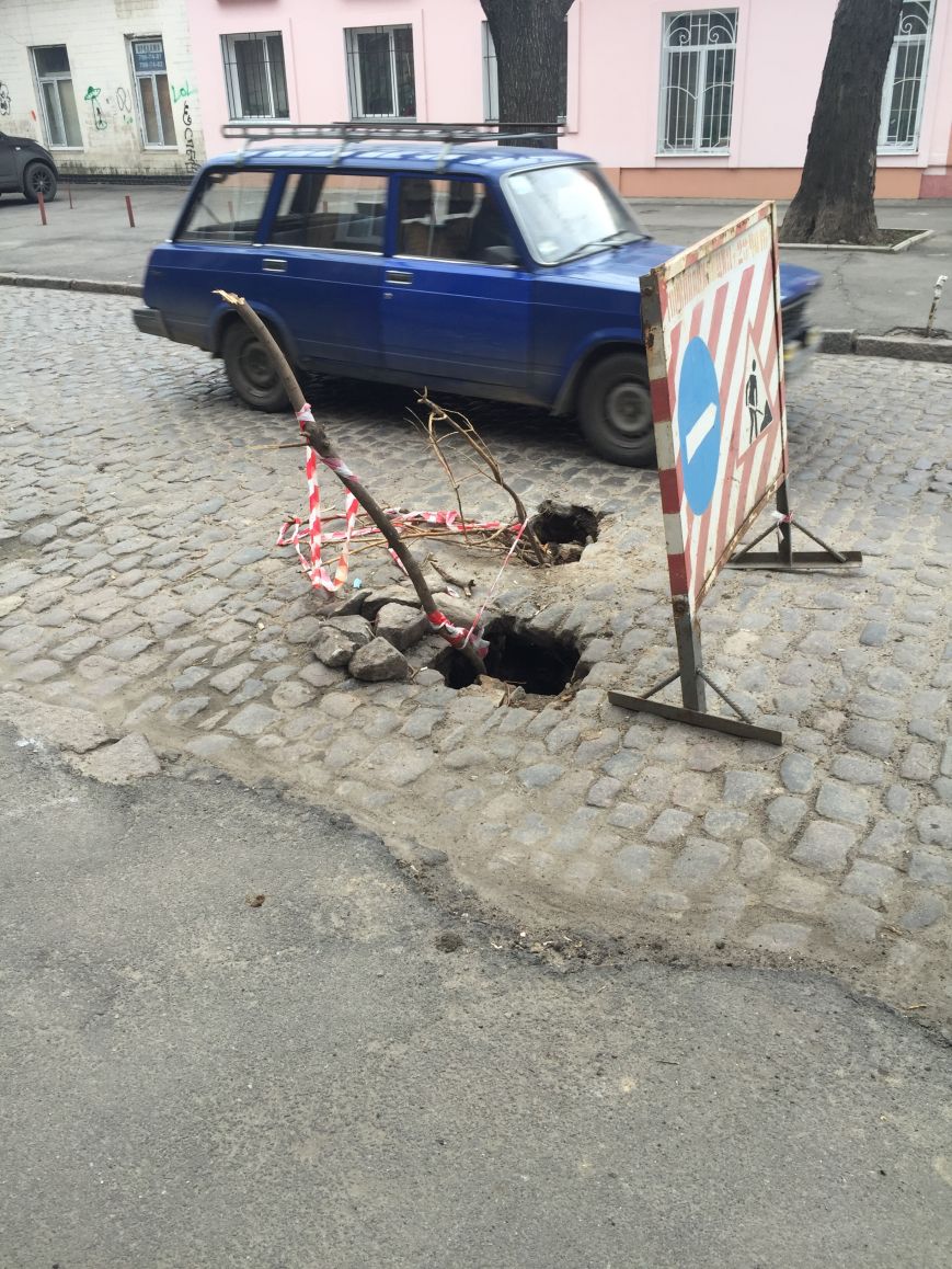 В центре Одессы дорога проваливается в подземелье (ФОТО) (фото) - фото 1