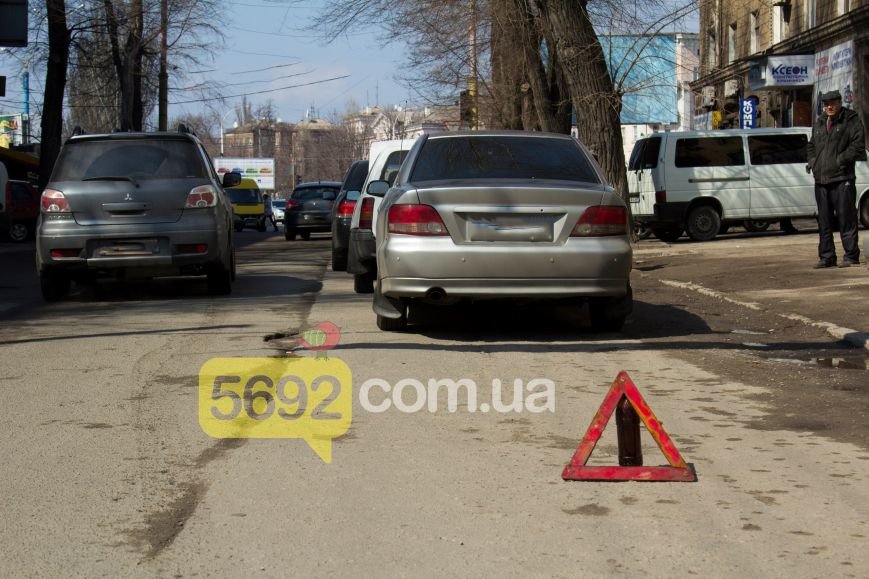 В центре Днепродзержинска произошло тройное ДТП (фото) - фото 1 В центре Днепродзержинска произошло тройное ДТП (фото) - фото 1