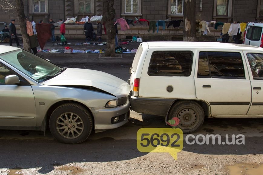 В центре Днепродзержинска произошло тройное ДТП (фото) - фото 5 В центре Днепродзержинска произошло тройное ДТП (фото) - фото 5