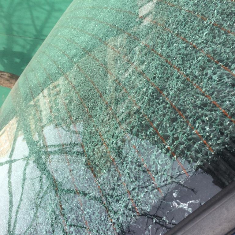 В Одессе на Таирова разбивают автомобилям стекла (ФОТО) (фото) - фото 1