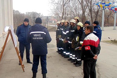В Кривом Роге тушили сцену Дворца молодёжи и студентов (ФОТО) (фото) - фото 1 В Кривом Роге тушили сцену Дворца молодёжи и студентов (ФОТО) (фото) - фото 1