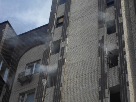 На проспекте Лобановского загорелся жилой дом (ФОТО) (фото) - фото 1 На проспекте Лобановского загорелся жилой дом (ФОТО) (фото) - фото 1