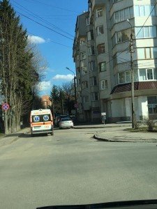 Халатно припарковані автомобілі у Тернополі перешкоджають проїзду швидкої допомоги (фото) (фото) - фото 1 Халатно припарковані автомобілі у Тернополі перешкоджають проїзду швидкої допомоги (фото) (фото) - фото 1