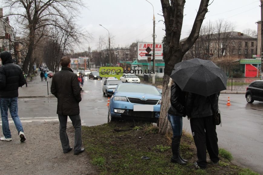 В Днепродзержинске произошло ДТП на пересечении проспектов Свободы и Аношкина (фото) - фото 5 В Днепродзержинске произошло ДТП на пересечении проспектов Свободы и Аношкина (фото) - фото 5