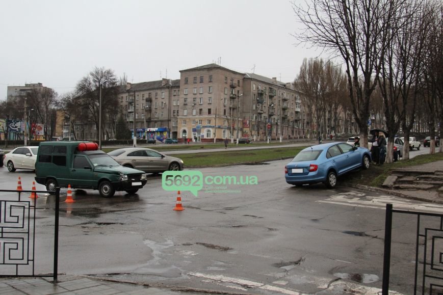В Днепродзержинске произошло ДТП на пересечении проспектов Свободы и Аношкина (фото) - фото 1 В Днепродзержинске произошло ДТП на пересечении проспектов Свободы и Аношкина (фото) - фото 1