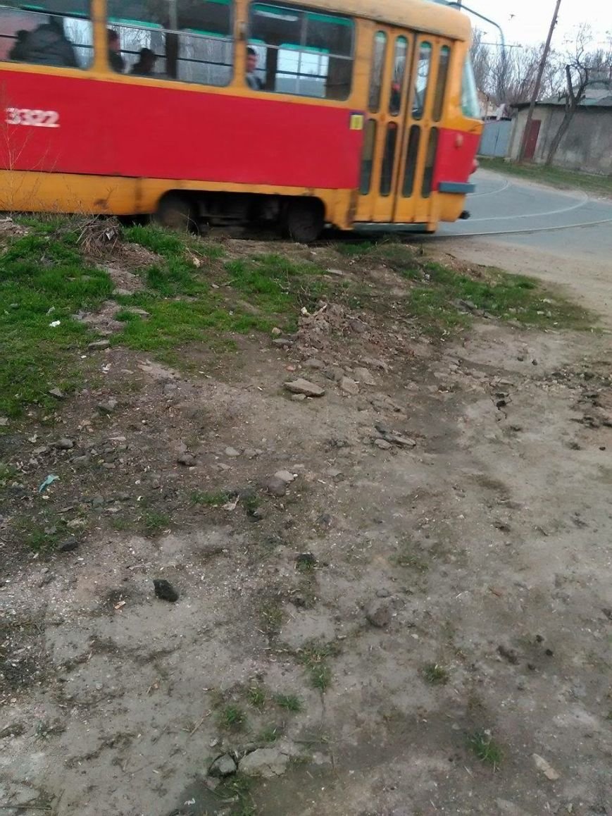 В Одессе трамвай может рухнуть из-за образовавшегося ручья (ФОТО) (фото) - фото 1