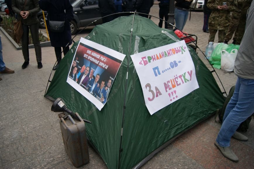 Шины, баррикады, палатки: Одесситы обещают не пустить прокурора Стоянова даже на порог (ФОТОРЕПОРТАЖ) (фото) - фото 1