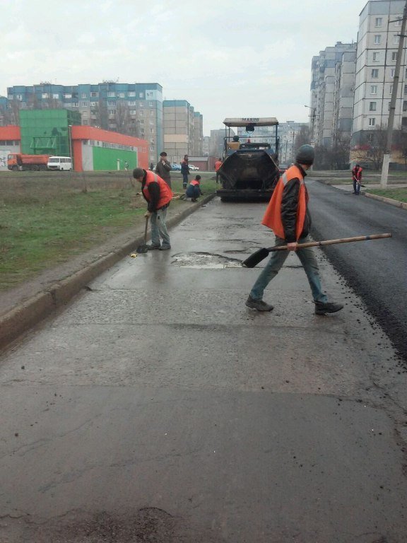 В Кривом Роге, используя новые технологии, укладывают асфальт в ливень (ФОТО) (фото) - фото 1 В Кривом Роге, используя новые технологии, укладывают асфальт в ливень (ФОТО) (фото) - фото 1