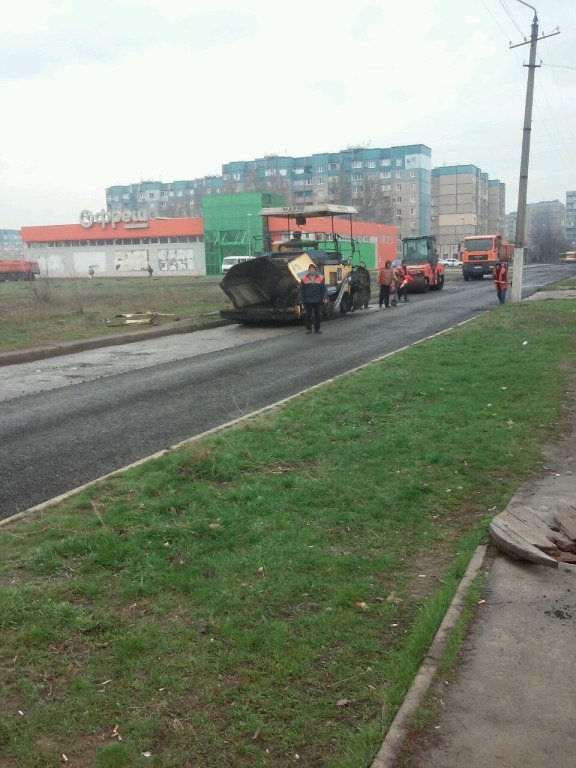 В Кривом Роге, используя новые технологии, укладывают асфальт в ливень (ФОТО) (фото) - фото 1 В Кривом Роге, используя новые технологии, укладывают асфальт в ливень (ФОТО) (фото) - фото 1