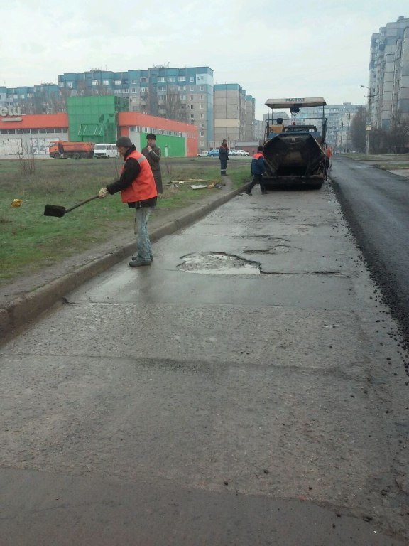 В Кривом Роге, используя новые технологии, укладывают асфальт в ливень (ФОТО) (фото) - фото 1 В Кривом Роге, используя новые технологии, укладывают асфальт в ливень (ФОТО) (фото) - фото 1