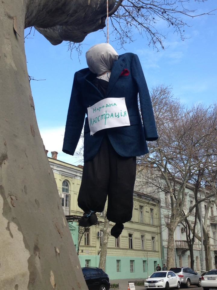 Одесские активисты повесили на дереве чучело прокурора (ФОТО) (фото) - фото 1