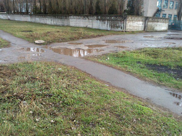 После обращения криворожан в СМИ дорога в школу стала безопаснее (ФОТО) (фото) - фото 1 После обращения криворожан в СМИ дорога в школу стала безопаснее (ФОТО) (фото) - фото 1