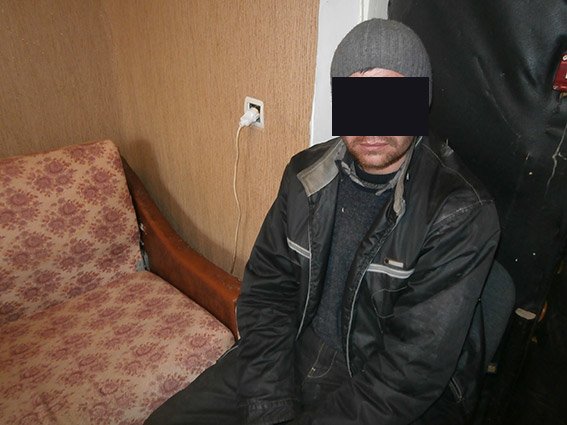 Мужчина в Николаеве решил опохмелиться за счет магазина (фото) - фото 1 Мужчина в Николаеве решил опохмелиться за счет магазина (фото) - фото 1
