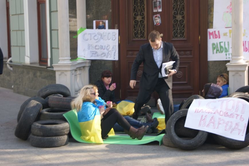 Третий день майдана: Прокуроры ходят по одесситам, чтобы попасть на работу (ФОТОРЕПОРТАЖ) (фото) - фото 1