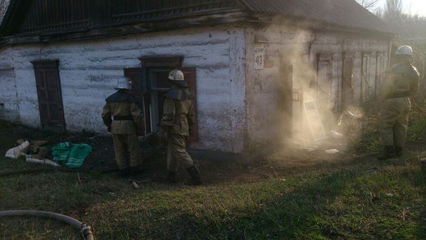 Спасатели тушили горящий матрас и мусор на улице Лесопильной в Днепродзержинске (фото) - фото 1 Спасатели тушили горящий матрас и мусор на улице Лесопильной в Днепродзержинске (фото) - фото 1