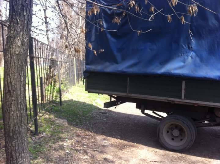 На улице Фурманова в Днепропетровске грузовик полностью перегородил тротуар (ФОТО) (фото) - фото 1 На улице Фурманова в Днепропетровске грузовик полностью перегородил тротуар (ФОТО) (фото) - фото 1