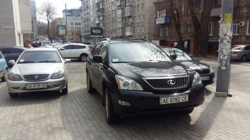 На улице Фурманова в Днепропетровске грузовик полностью перегородил тротуар (ФОТО) (фото) - фото 6 На улице Фурманова в Днепропетровске грузовик полностью перегородил тротуар (ФОТО) (фото) - фото 6