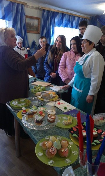 В Енакиевском торгово-кулинарном лицее прошел День открытых дверей «Ярмарка профессий» (фото) - фото 1 В Енакиевском торгово-кулинарном лицее прошел День открытых дверей «Ярмарка профессий» (фото) - фото 1