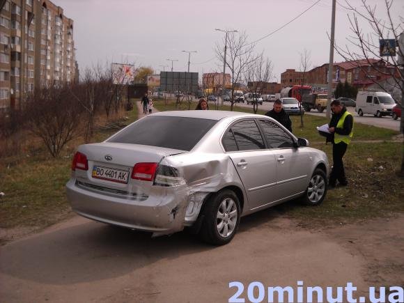 У Тернополі водій таксі в’їхав у KIA. Автомобіль викинуло на тротуар (фото) - фото 1 У Тернополі водій таксі в’їхав у KIA. Автомобіль викинуло на тротуар (фото) - фото 1