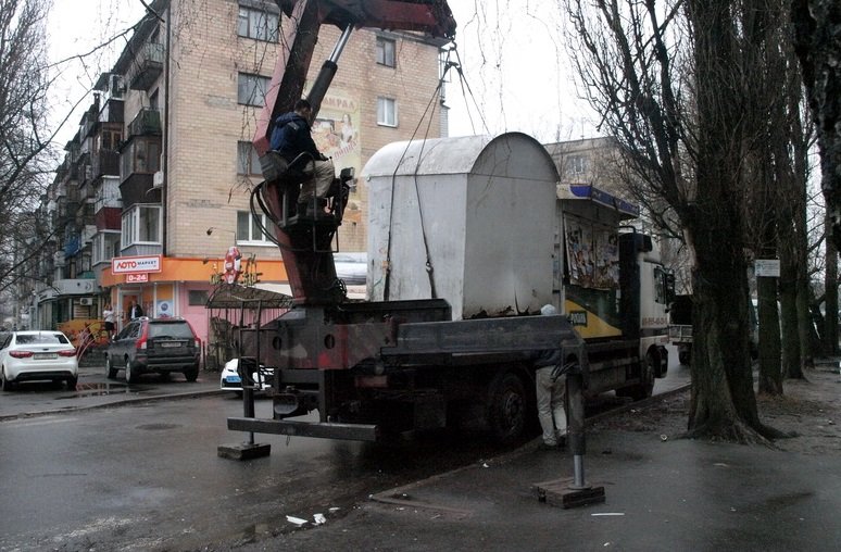 В Полтаві розпочали демонтувати незаконно встановлені кіоски (ФОТО) (фото) - фото 2 В Полтаві розпочали демонтувати незаконно встановлені кіоски (ФОТО) (фото) - фото 2