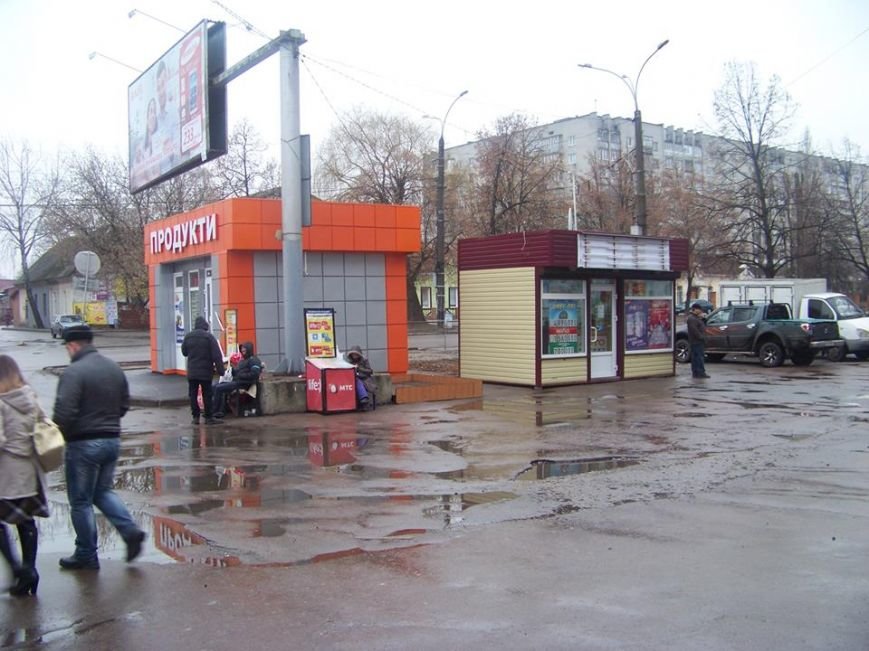 Черниговцы обвинили чиновника в показухе и указали какие киоски надо демонтировать (фото) - фото 1 Черниговцы обвинили чиновника в показухе и указали какие киоски надо демонтировать (фото) - фото 1