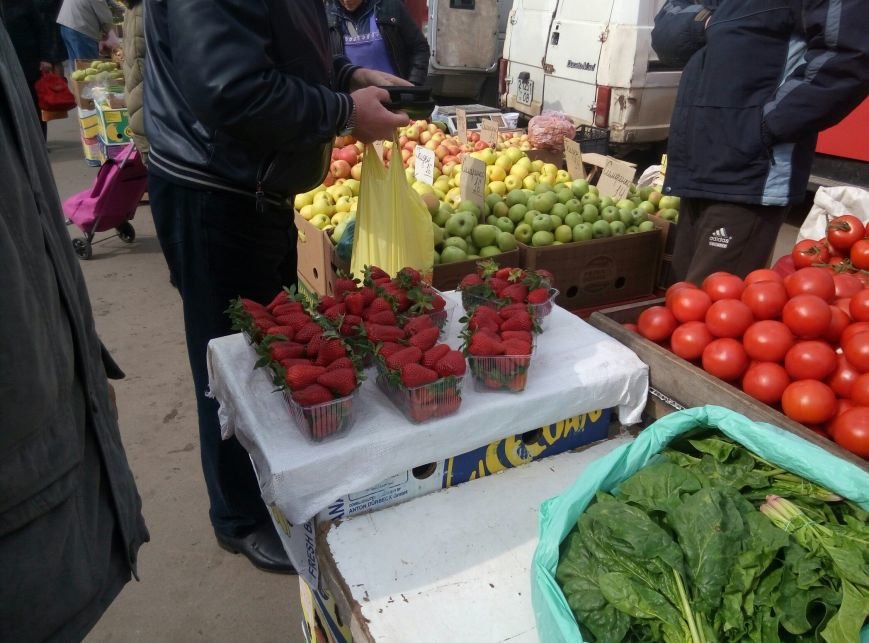 На одесских рынках появилась первая клубника (ФОТО) (фото) - фото 1