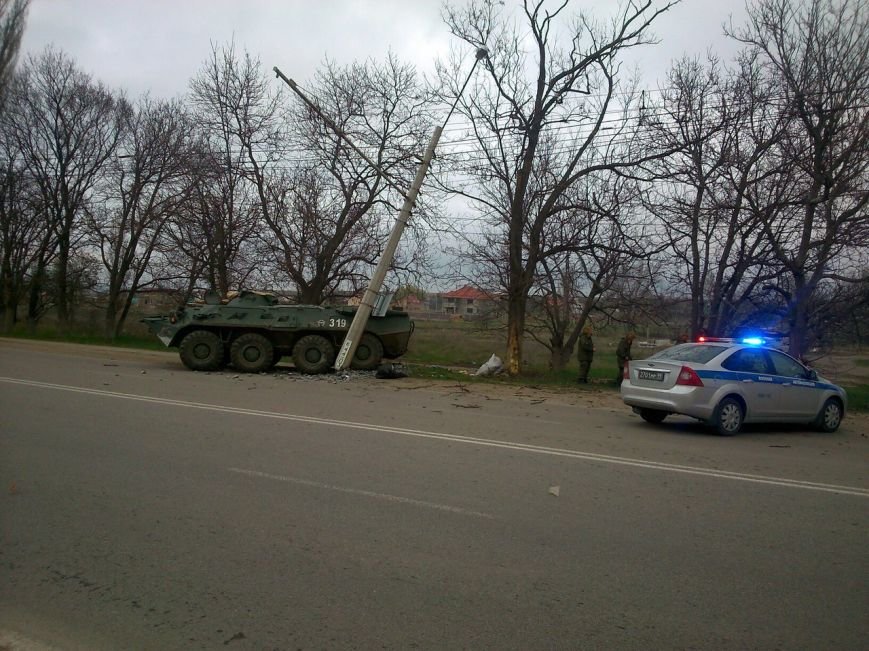 БТР снес осветительный столб на трассе под Симферополем (фото) - фото 3 БТР снес осветительный столб на трассе под Симферополем (фото) - фото 3