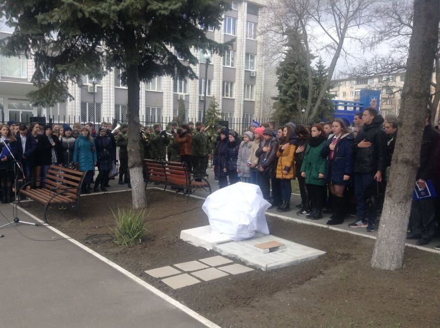 В Мариуполе юные полицейские заложили капсулу времени (ФОТО+ВИДЕО) (фото) - фото 1 В Мариуполе юные полицейские заложили капсулу времени (ФОТО+ВИДЕО) (фото) - фото 1